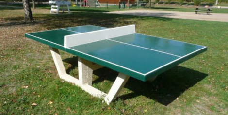 Installations de tables de tennis de table dans les parcs et aires de jeux.