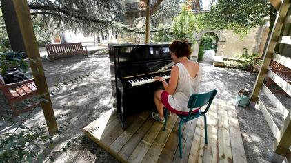 Installation d'un Piano en Libre-Service dans un Parc de la Ville.