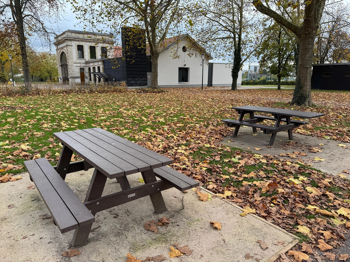 Image média: Tables de pique-nique dans le parc Maringer