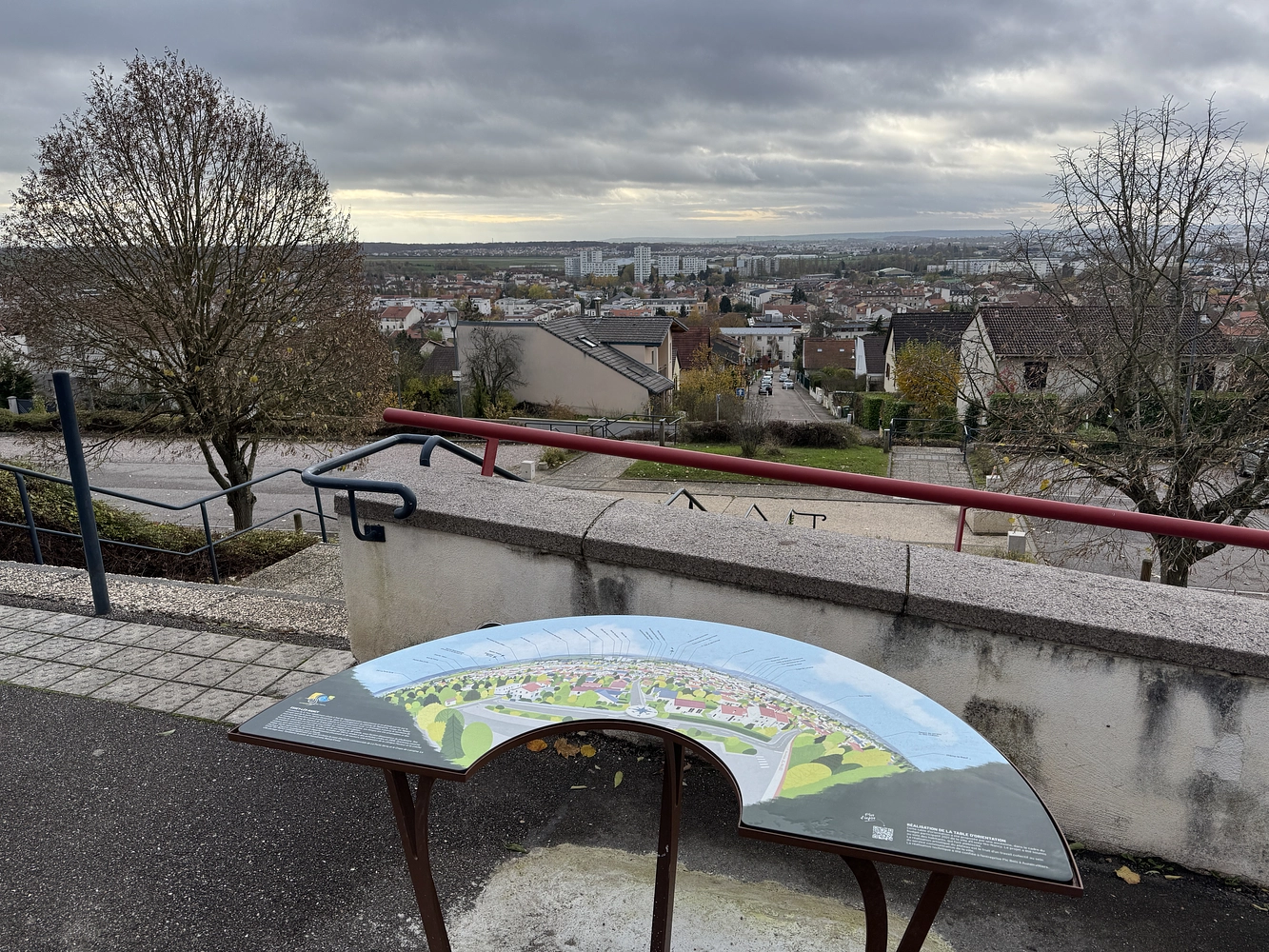 Image média: Table d'orientation sur le parvis de l'église Saint-Georges