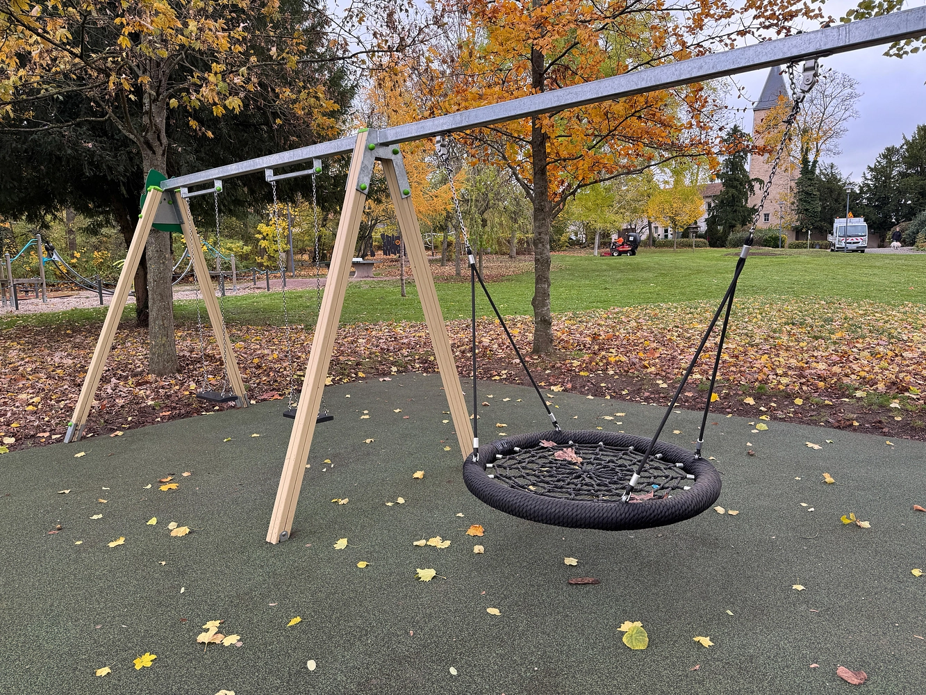 Image média: Structures de jeux, balançoires dans le parc du Haut-Château